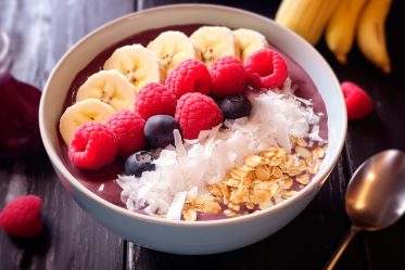 bowl de açaí con platano y frambuesas
