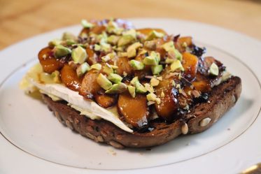 tostada melocotón con pedro ximenez y queso brie